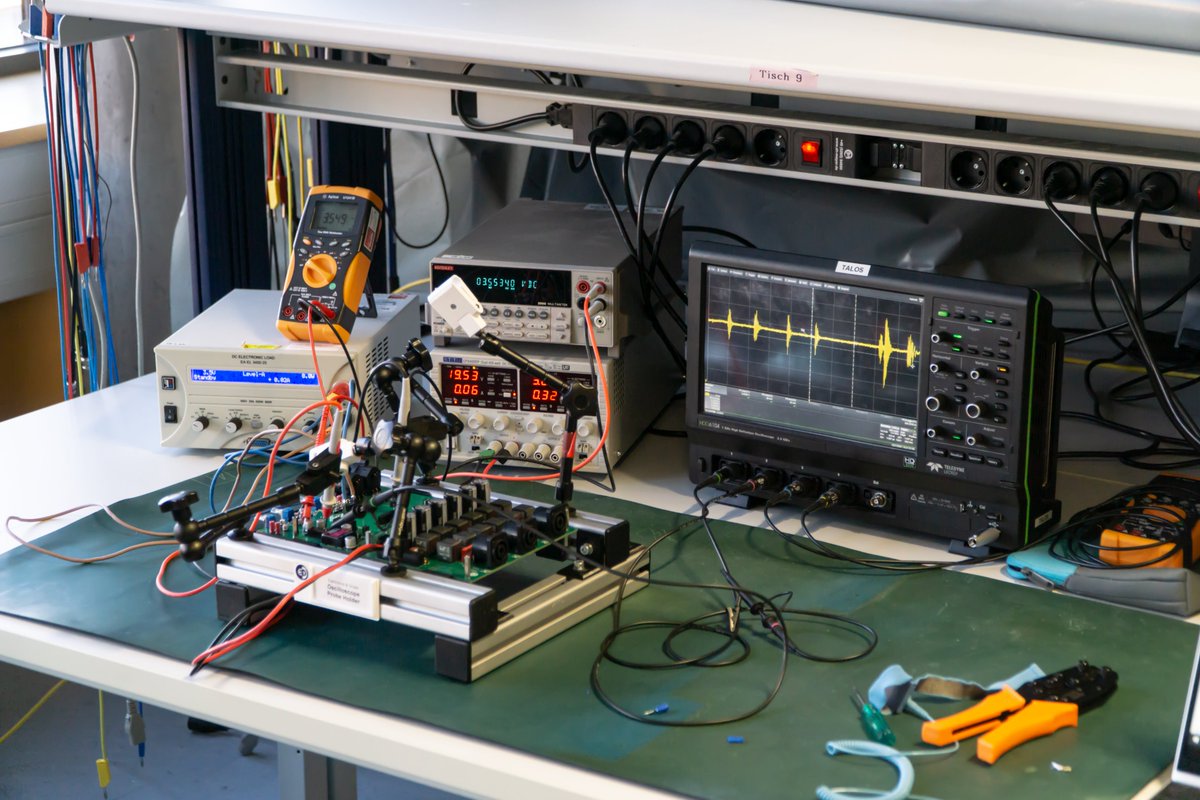 It's the first day in the #Lab. Our power supply is up and running just as expected! First noise measurements seem to be in line with expectations, final measurements will be made once everything else is up and running. 
Tomorrow we will look at the performance of our #preamp