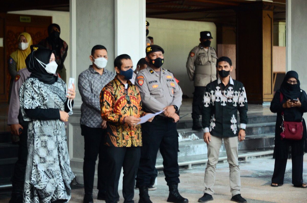 hendra_budian's tweet photo. Hari ini (23/12) menerima kehadiran kawan-kawan dari Gerakan Ibu Mencari Keadilan di halaman utama Gedung DPR Aceh. Kehadiran kawan-kawan hari ini dalam rangka menyuarakan kepedulian dan perlindungan terhadap perempuan dan anak di Provinsi Aceh. https://t.co/ALfqIOYt5H