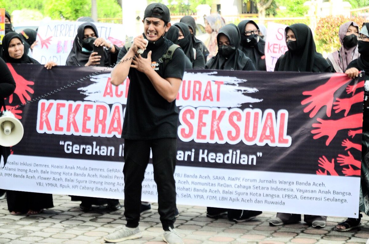 hendra_budian's tweet photo. Hari ini (23/12) menerima kehadiran kawan-kawan dari Gerakan Ibu Mencari Keadilan di halaman utama Gedung DPR Aceh. Kehadiran kawan-kawan hari ini dalam rangka menyuarakan kepedulian dan perlindungan terhadap perempuan dan anak di Provinsi Aceh. https://t.co/ALfqIOYt5H