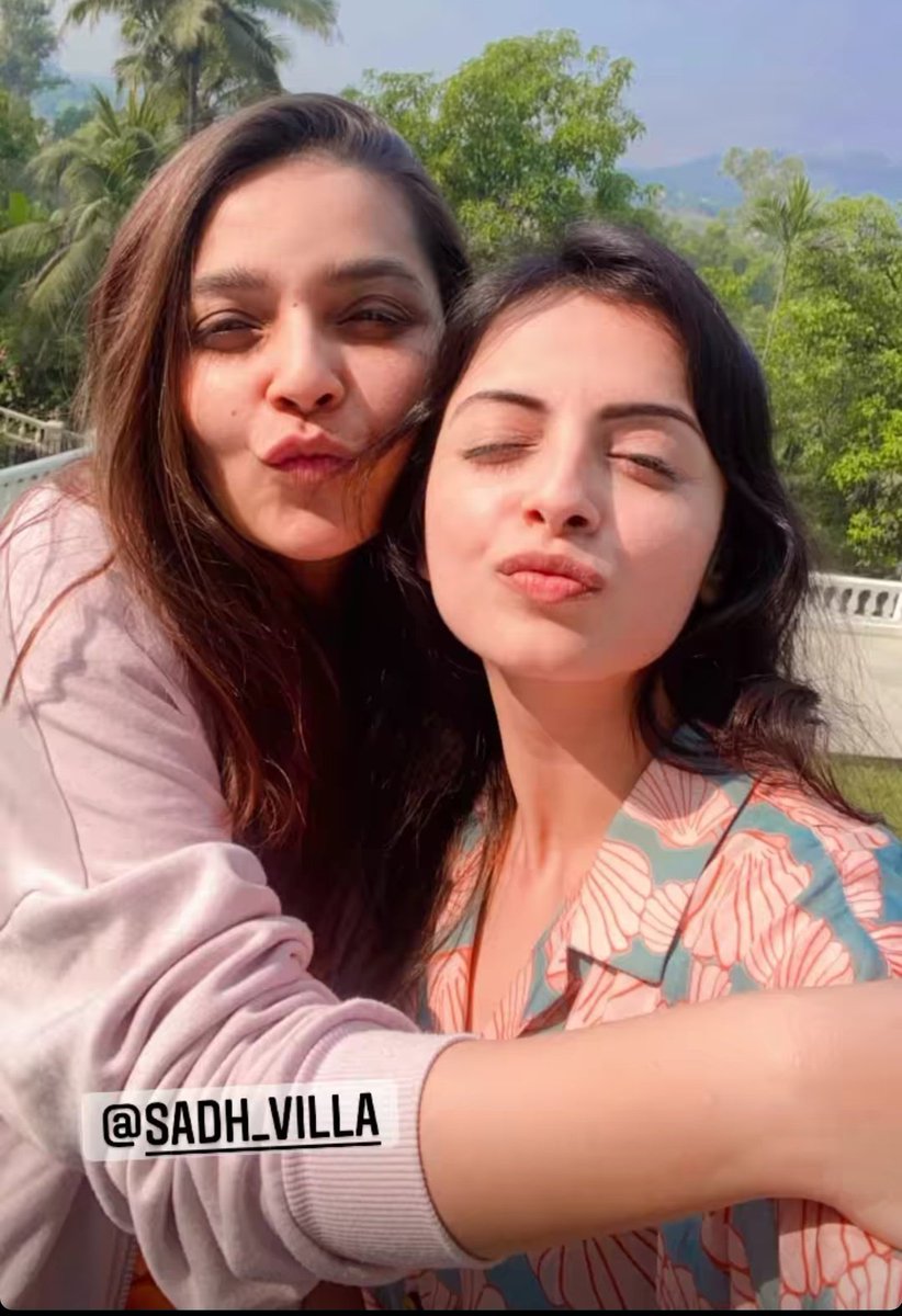 shrenufan_tamil's tweet photo. Waited for this pic Jaanu,  missed you both and lovely Story posts Besties, #BestieWedding @shrenuparikh11 @mansi_srivas  #ShrenuParikh #ShreMan 😘😍🥰🧿 https://t.co/dAEX1cyT4t