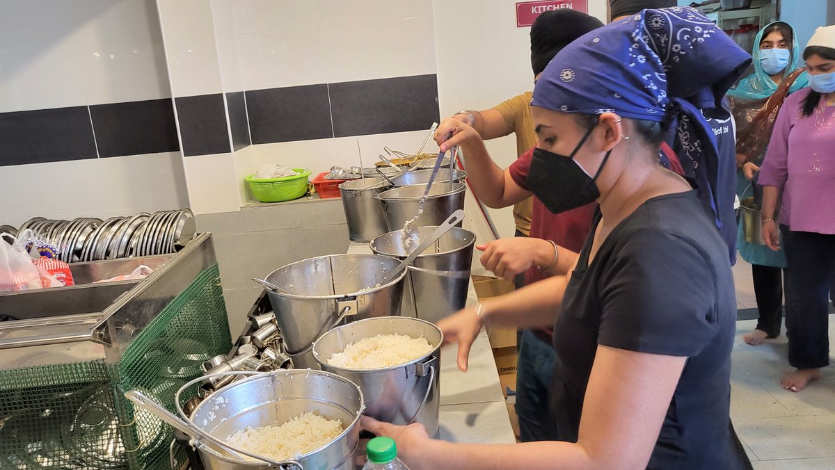 sadhosays's tweet photo. ANNOUNCEMENT:

The Gurdwara Sahib Petaling Jaya is calling on people to come take freshly packed meal boxes.

They told me there are over 1,000 boxes that need to be consumed tonight.

So please come, this time not to volunteer but to help yourself to absolutely delicious food. https://t.co/pI5PMNKzG0