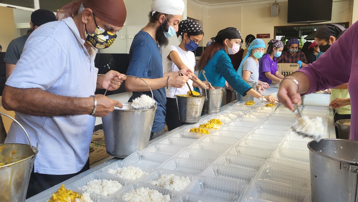 sadhosays's tweet photo. ANNOUNCEMENT:

The Gurdwara Sahib Petaling Jaya is calling on people to come take freshly packed meal boxes.

They told me there are over 1,000 boxes that need to be consumed tonight.

So please come, this time not to volunteer but to help yourself to absolutely delicious food. https://t.co/pI5PMNKzG0