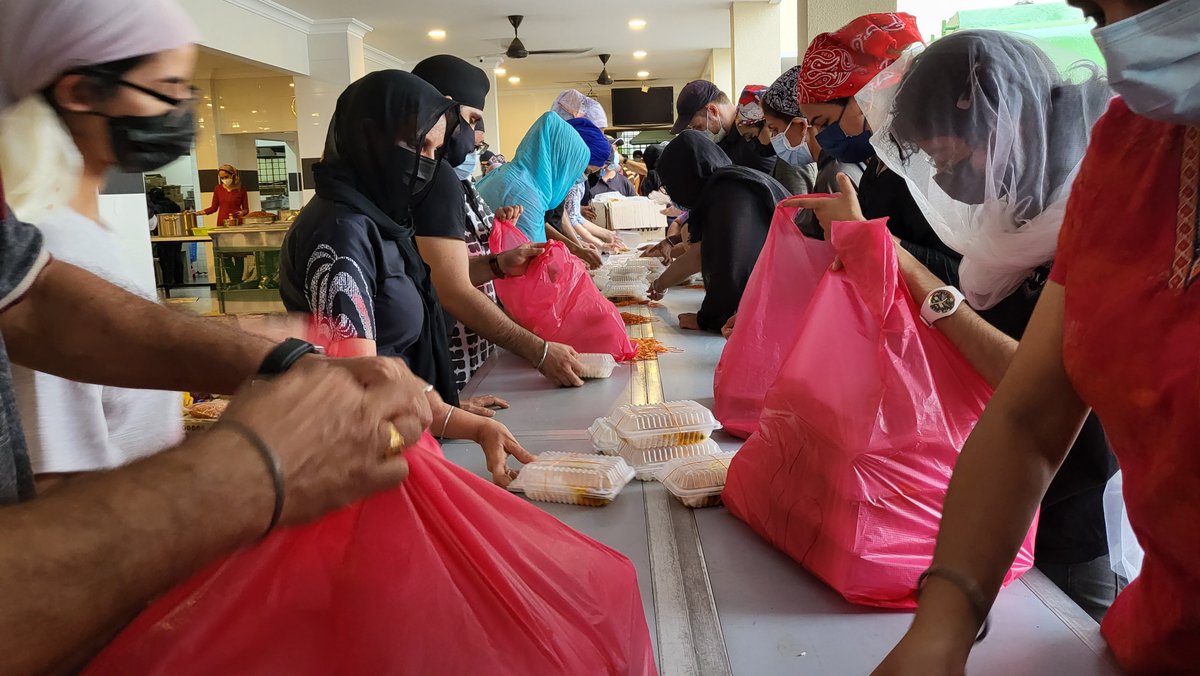 sadhosays's tweet photo. ANNOUNCEMENT:

The Gurdwara Sahib Petaling Jaya is calling on people to come take freshly packed meal boxes.

They told me there are over 1,000 boxes that need to be consumed tonight.

So please come, this time not to volunteer but to help yourself to absolutely delicious food. https://t.co/pI5PMNKzG0