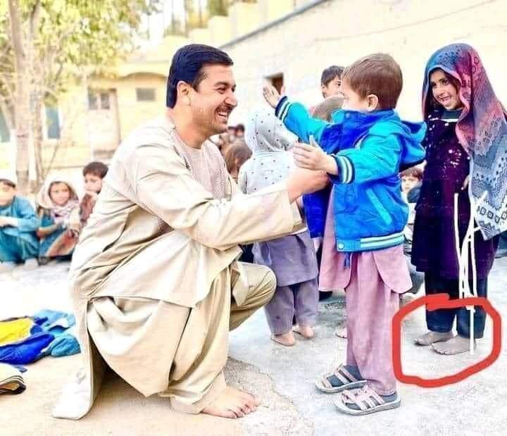 عورت کیا ہوتی ہے ؟؟👇
قندھار کے ایک مالدار شخص
 سید احمد سیلاب کا کہنا ہے

 کہ ایک بچی ننگے پاوٴں سردی سے کانپ رہی تھی ، میں نے ان کو کہا کہ کوٹ اور بوٹ آپ کو دوں یا تمھارے بھائی کو ؟ 
بچی نے برجستہ جواب دیا ! کاکا مجھے ٹھنڈ نہیں لگتی میرے بھائی کو دے دیں ۔(دردامت)
