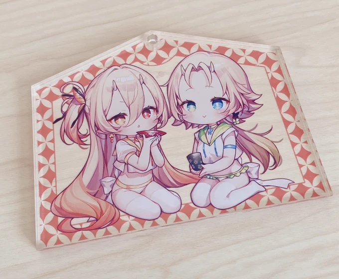 新刊セットのグッズ!
オーロラアクキーとアクリル絵馬!オーロラアクキーは裁断前のものですがちょっと大きめのアクキーになるかと思います!ギラギラです! 