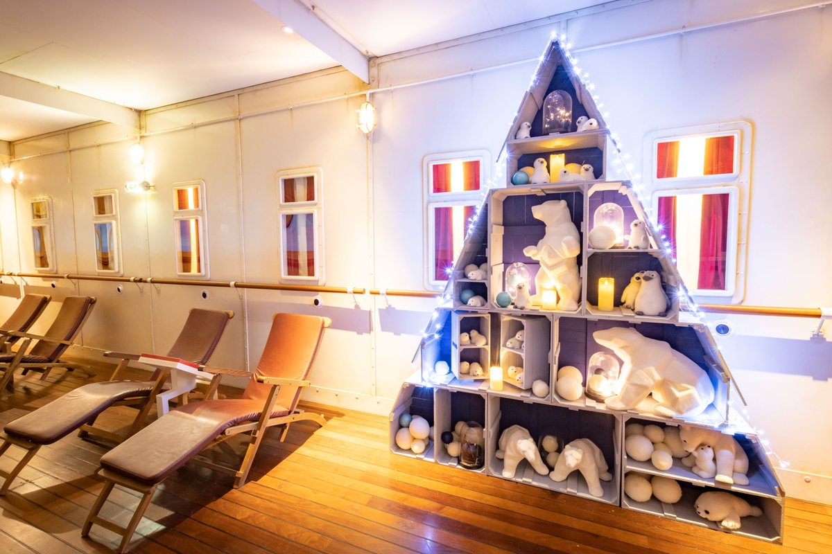 VisitStNazaire's tweet photo. Quoi de plus féerique ✨ que la magie de #Noël 🎅🏻 ? Une traversée transatlantique 🚢  ponctuée de décors de Noël 🎄 bien sûr ! Pendant les vacances, #EscalAtlantic redécouvrez la grande épopée des paquebots légendaires construits à #SaintNazaire 🌉 ! https://t.co/aFoykQwMi1