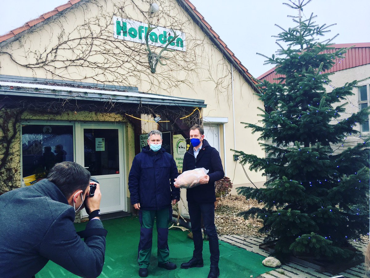 SeFischer_MEI's tweet photo. Die #Landwirtschaft legt die Grundlage für unser #Weihnachten #Weihnachten2021 - @MPKretschmer kauft seine #Gans sehr bewusst im #Hofgut Kaltenbach in #Welxande bei #Thiendorf #Sachsen 🧑‍🌾 https://t.co/OTwCpDPH0N