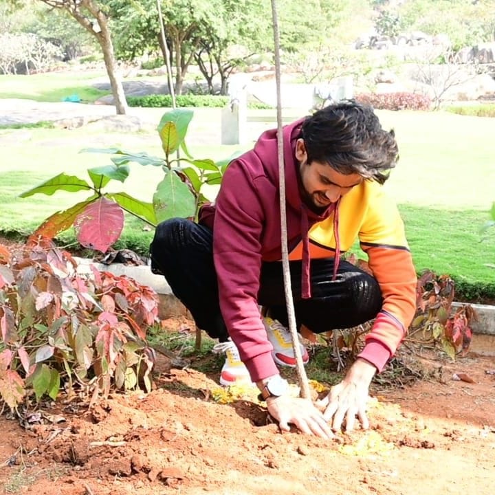 VJSunnyOfficial's tweet photo. I've accepted #HaraHaiTohBharaHai #GreenindiaChallenge 
from @raghavtrs Planted 3 saplings. Further I am nominating @shannu__7 #SiriHanmanth @Sreeram_singer to plant 3 trees &amp; continue the chain! Special thanks to @MPsantoshtrs garu for taking this initiative! https://t.co/hHxCv4ZDGk