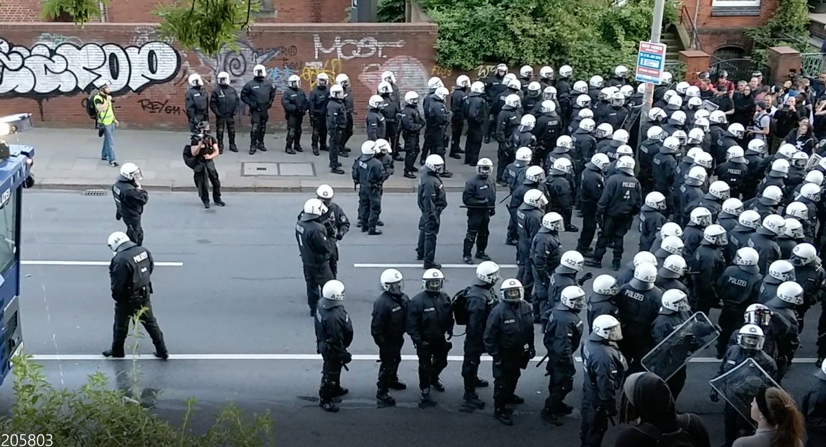 cr0nicx's tweet photo. @ThomasPWue So sieht übrigens eine Polizeikette gegen "Linke" aus https://t.co/Ve1TlRjDjG