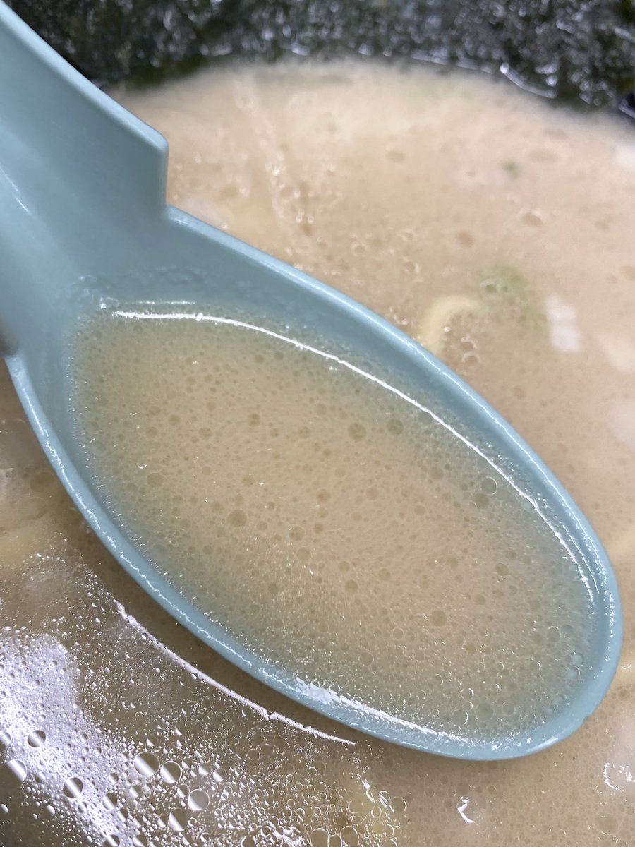 _tamukei's tweet photo. 宮本商店 @ 日立市相田町
こちらのお店で
豚骨塩ラーメンを大盛に
宮本スペシャル盛りトピで頂きました😄スペシャル盛りは
海苔3枚とチャーシュー2枚に味玉付きです😄
まろやか濃厚スープは
まろ濃と呼ばれ
加水率28%切刃18番
四之宮商事の中太麺🍜
麺硬めが私は好きです😄
無料ライスも頂き腹パン🍞 https://t.co/AZBmMh8fNJ