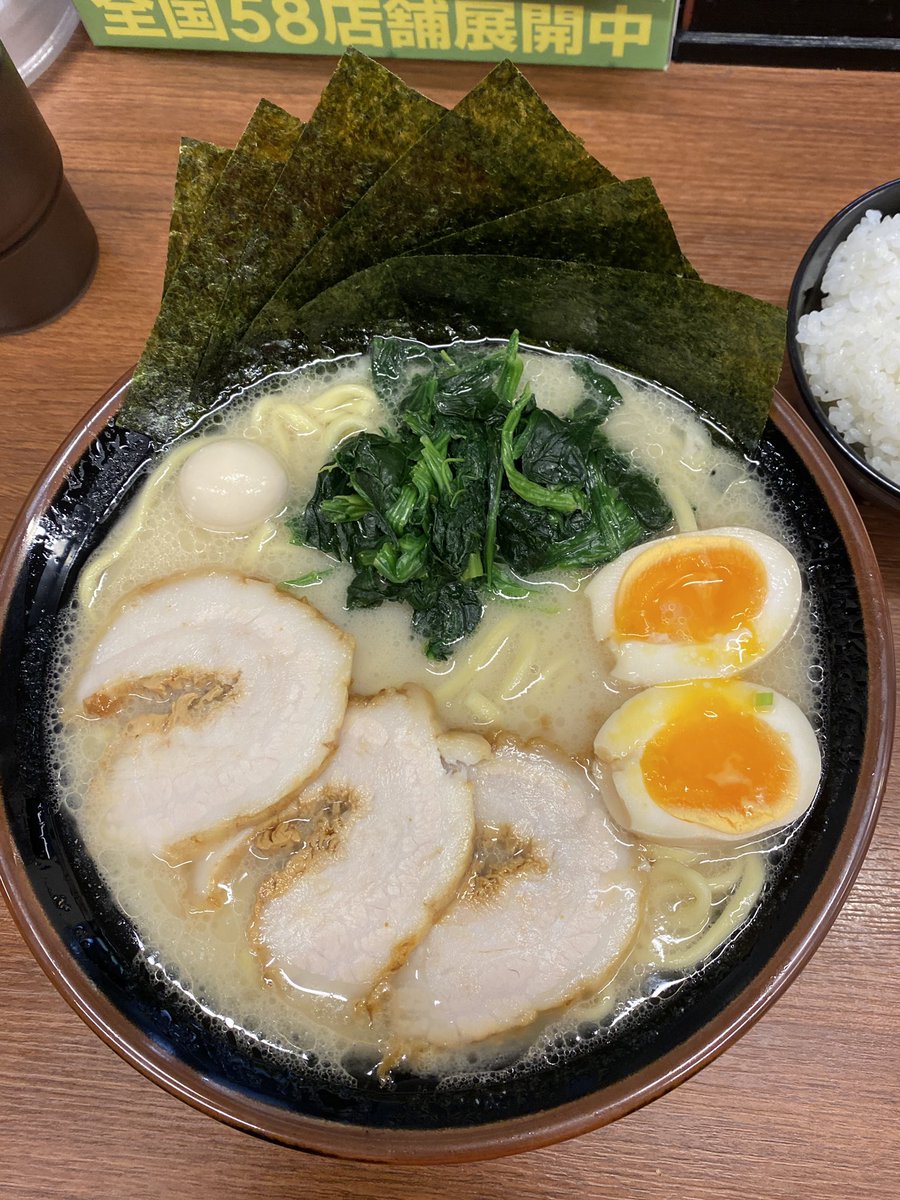 _tamukei's tweet photo. 宮本商店 @ 日立市相田町
こちらのお店で
豚骨塩ラーメンを大盛に
宮本スペシャル盛りトピで頂きました😄スペシャル盛りは
海苔3枚とチャーシュー2枚に味玉付きです😄
まろやか濃厚スープは
まろ濃と呼ばれ
加水率28%切刃18番
四之宮商事の中太麺🍜
麺硬めが私は好きです😄
無料ライスも頂き腹パン🍞 https://t.co/AZBmMh8fNJ