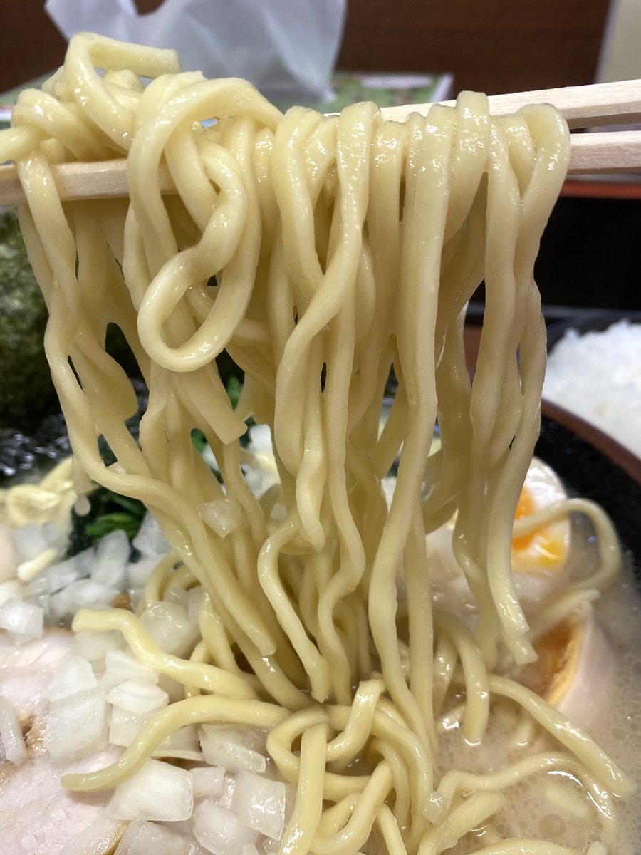 _tamukei's tweet photo. 宮本商店 @ 日立市相田町
こちらのお店で
豚骨塩ラーメンを大盛に
宮本スペシャル盛りトピで頂きました😄スペシャル盛りは
海苔3枚とチャーシュー2枚に味玉付きです😄
まろやか濃厚スープは
まろ濃と呼ばれ
加水率28%切刃18番
四之宮商事の中太麺🍜
麺硬めが私は好きです😄
無料ライスも頂き腹パン🍞 https://t.co/AZBmMh8fNJ