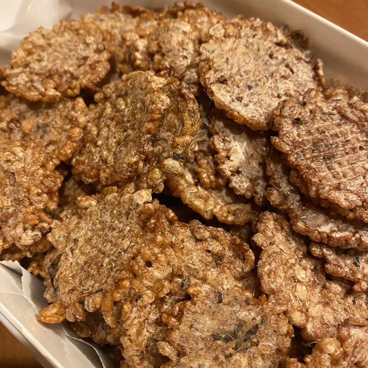 Danval_moLi's tweet photo. 最近のマイブーム

自家製おこげ煎餅

自家製グラノーラ2週間に3回製作を上回る事になった悪魔のオヤツ🍘

材料はシンプル
①うるち米
②もち麦
③塩昆布

＃自家製おこげ煎餅
＃手作り煎餅 https://t.co/uqCGvkmxCG