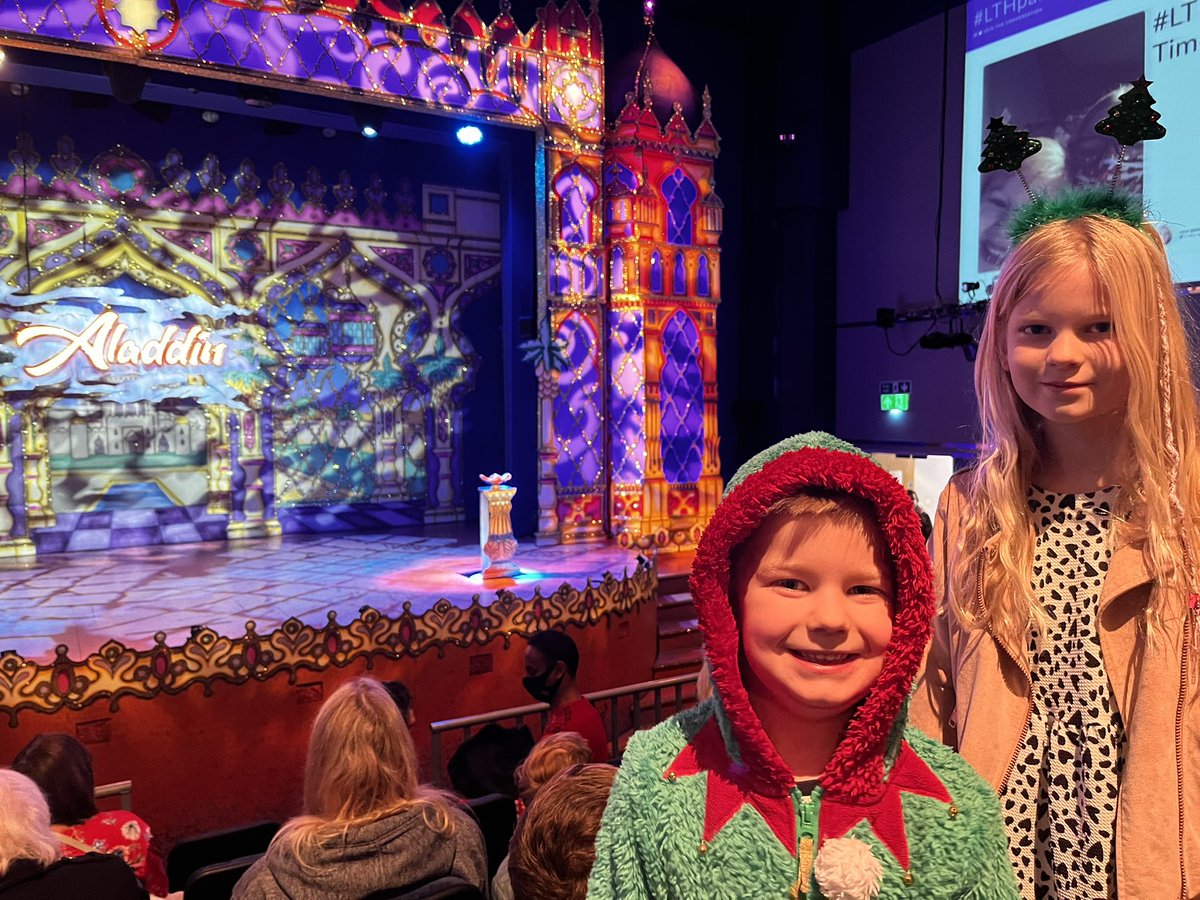 CarolineThorpe4's tweet photo. He’s behind you!! #LTHpanto https://t.co/cn6t5lvgHl