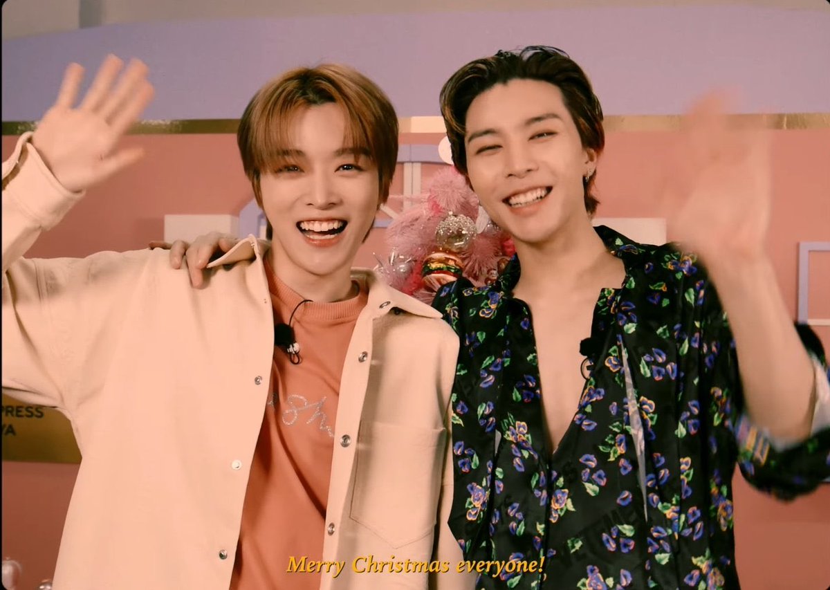 ZKHN22's tweet photo. สองคนนี้สูงเลยต้นคริสมาสเลยอะ คนอื่นทำไม่ได้นะ55555555 https://t.co/nYltqXv1T5
