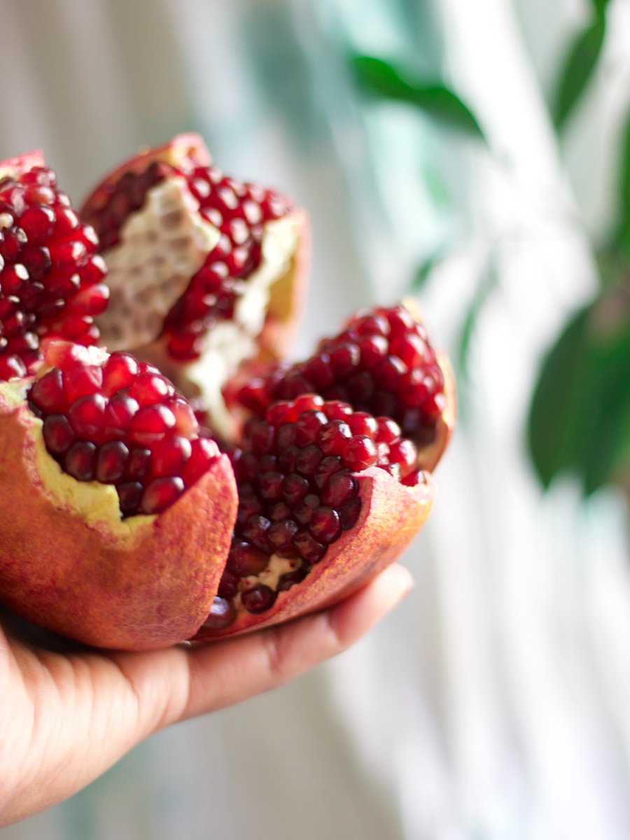 HelloFreshUg1's tweet photo. Did you know a single pomegranate can hold up to 1000 seeds?
Leave a ♥️ if you love this fruit https://t.co/3KFsm5nAO9