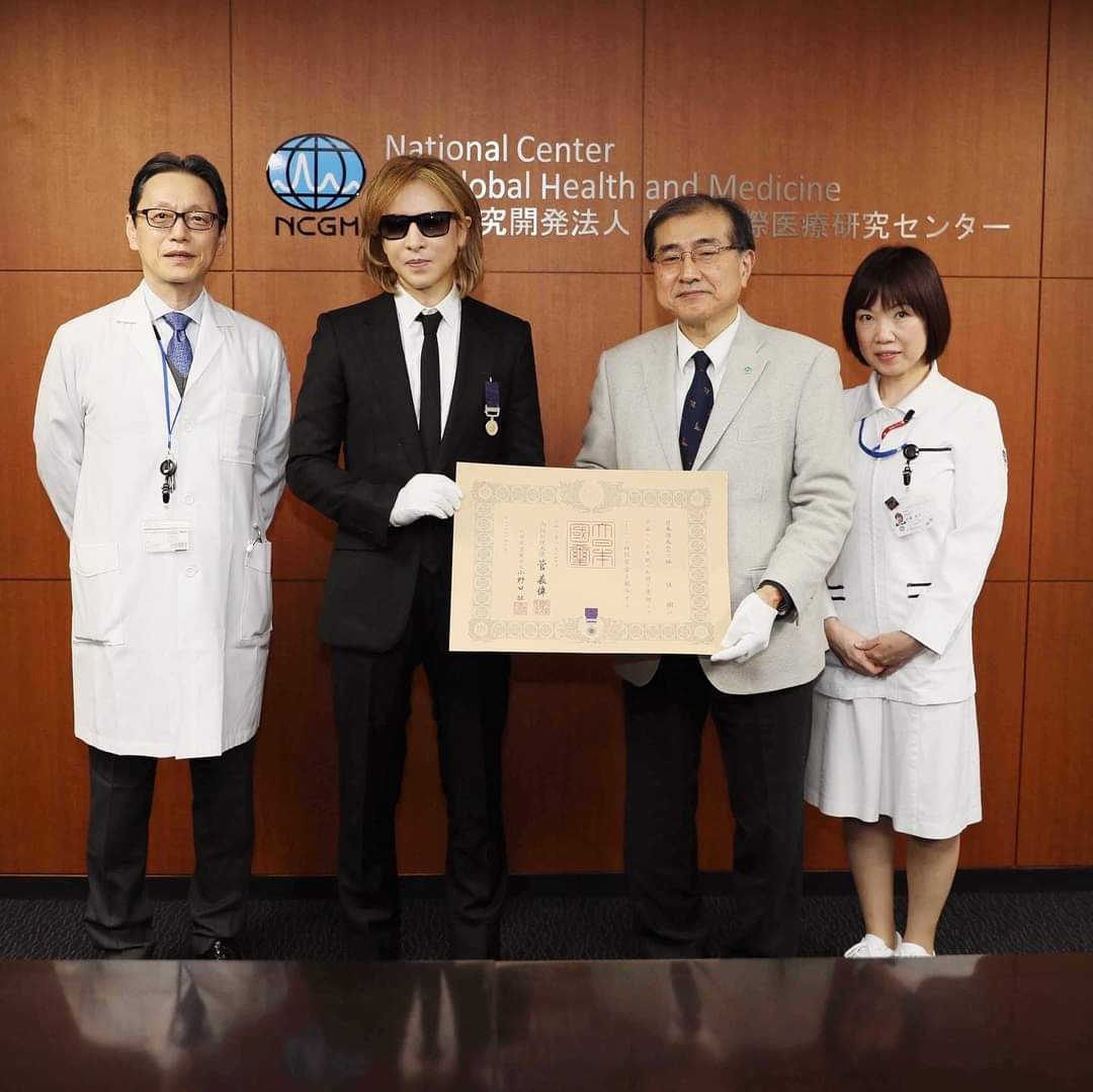 XJapanItalianST's tweet photo. @YoshikiOfficial ha ricevuto la 'Medaglia d'Onore del Nastro Azzurro' dall'Imperatore del Giappone per le sue numerose opere di beneficenza attraverso la sua fondazione senza scopo di lucro @yoshikifa.

#yoshiki #YoshikiFoundationAmerica #honor #WeAreX 

-julio- https://t.co/PDhuRvax9g