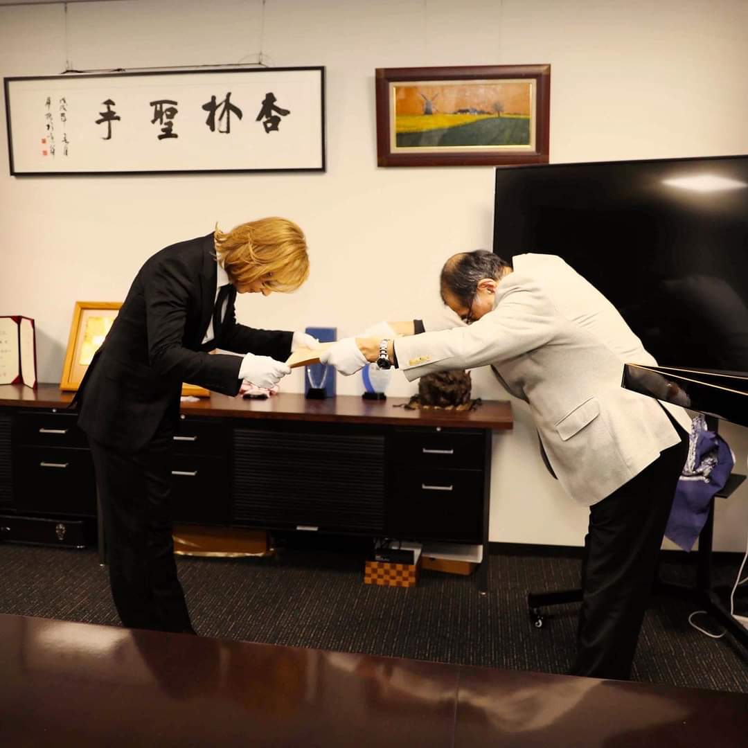 XJapanItalianST's tweet photo. @YoshikiOfficial ha ricevuto la 'Medaglia d'Onore del Nastro Azzurro' dall'Imperatore del Giappone per le sue numerose opere di beneficenza attraverso la sua fondazione senza scopo di lucro @yoshikifa.

#yoshiki #YoshikiFoundationAmerica #honor #WeAreX 

-julio- https://t.co/PDhuRvax9g