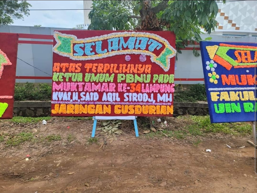AfifFuadS's tweet photo. Saya cinta Kiai Said, kaishan Kiai Said jika gini, ini siapa sih yg maen? Karangan bunga banyak dijejer, framing Kiai Said uda menang, padahal pemilihan juga belom. Maunya apa? Ada apa? Panik? Ato? Gmn? https://t.co/jvngYIGsec