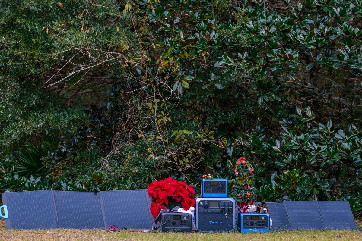 bluetti_inc's tweet photo. Time to get that turkey ready and wrap the gifts! ❄️ 

#powerstation #AC200P #EB70 #EB55 #solarpower #christmas #christmastree #christmasturkey #offgrid #camping #homebackup https://t.co/jJjxnwnGwo