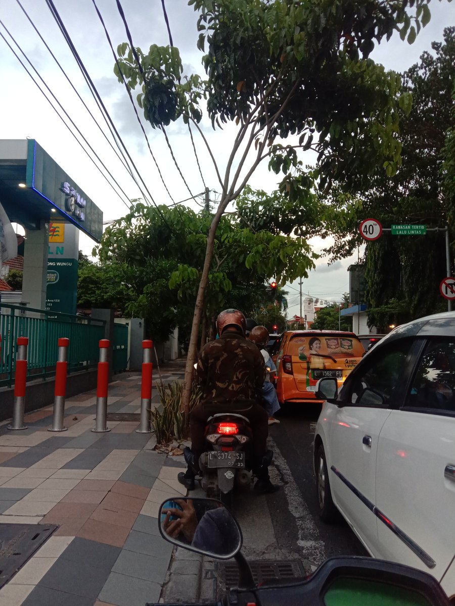 ichaecutebgt's tweet photo. @e100ss  TL kene iki min iso d gae ngopi lan Nggibah... Suwwwiii...!!!! Isok nebak nangdi iki https://t.co/7LDGuFicIx
