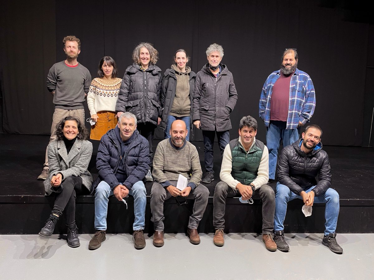 taliateatro's tweet photo. Pois xa tivemos a primeira xuntanza de MORTE ACCIDENTAL DUN ANARQUISTA. 
Afrontamos o novo ano cun proxecto ilusionante.
Aproveitamos para desexarvos boas festas e moito teatro no 2022!!! https://t.co/RqGhWmwwhY