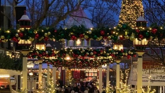 lvnareclps's tweet photo. christmas lights in the city! https://t.co/nGNHtV86Ok