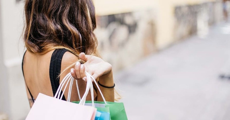 emprendeverde's tweet photo. Las fiestas traen consigo, inevitablemente, aumento del consumo. ¿Podemos hacer algún regalo sin generar un impacto medioambiental irreversible? 

La respuesta es sí, y una opción es la moda sostenible🧤