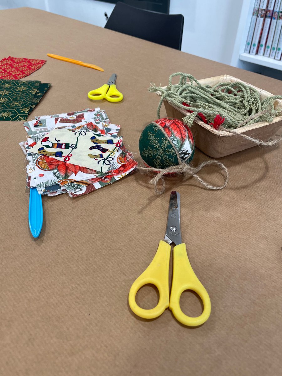 Biblioateneu's tweet photo. En marxa el taller de boles de Nadal a càrrec d’ @activijoc. Estan quedant precioses! 👏🎄 https://t.co/j66UWNCJ8T