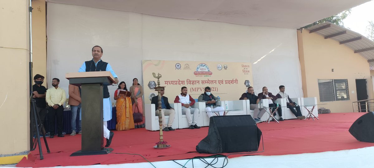 opsakhlecha's tweet photo. @Sgsits_says कॉलेज इंदौर में मध्य प्रदेश विज्ञान सम्मेलन एवं प्रदर्शनी-2021 में शामिल होकर संबोधित किया।
इस अवसर पर @PraveenRamadas जी, श्री प्रदीप शर्मा जी, श्री मनीष शाह जी, डॉ. अखिलेश तिवारी जी, श्री संतोष जी एवं अन्य गणमान्य उपस्थित रहे।
#mpvs2021
#MpVigyan
#mpmapit https://t.co/tfmQxh3bKv