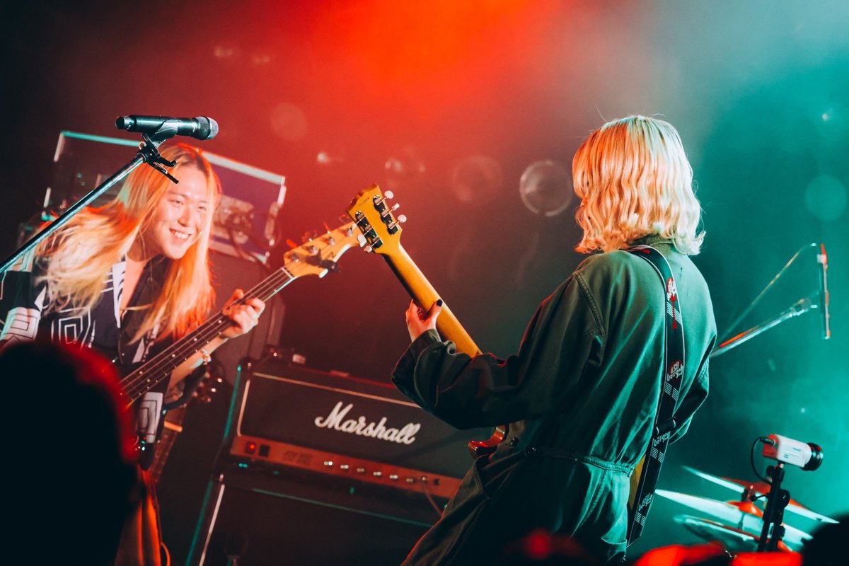 明日12/24（金）はPhatSlimNevaehの1stアルバム「なんだかもう泣けてきて」リリースライブを新宿BLAZEさんでやらせて頂きます！！！

当日券まだ残ってるみたいなので、クリスマスイブの過ごし方、迷ってる方は是非ファスネと！！！！！

（梅田クワトロでのクリスマスカラーの写真）

#ファスネ