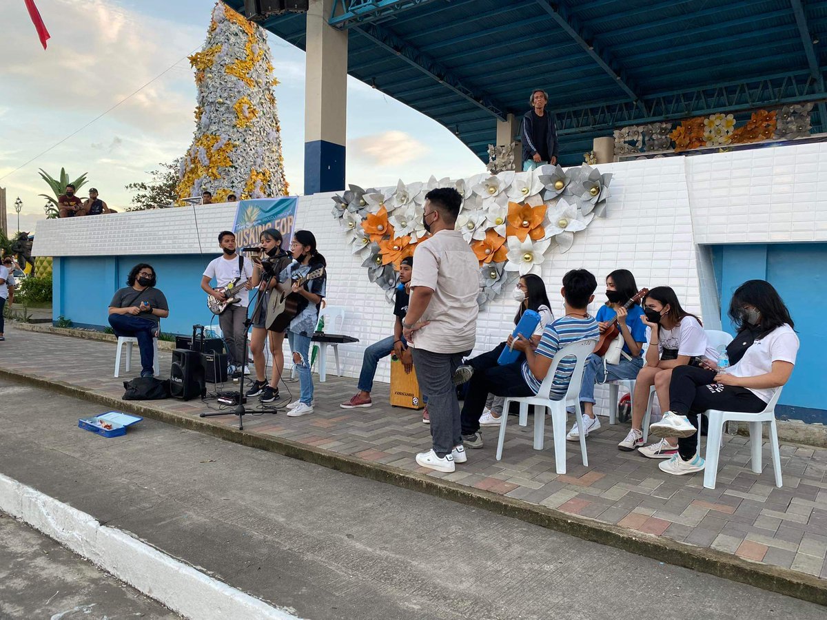 tabangormocanon's tweet photo. HAPPENING NOW❗
Ormocanon local artists are serenading us by the bay as they help raise funds for Southern Leyte.🎤📦 Our utmost gratitude to those who came to witness these amazing performances and donated for a greater cause.🤍

1/2 https://t.co/6qOhOS7Eoi