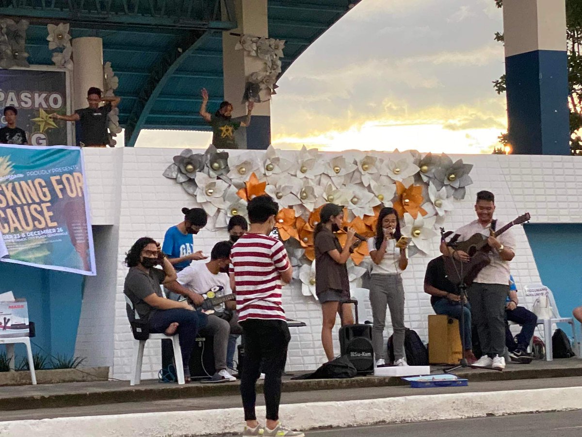tabangormocanon's tweet photo. HAPPENING NOW❗
Ormocanon local artists are serenading us by the bay as they help raise funds for Southern Leyte.🎤📦 Our utmost gratitude to those who came to witness these amazing performances and donated for a greater cause.🤍

1/2 https://t.co/6qOhOS7Eoi