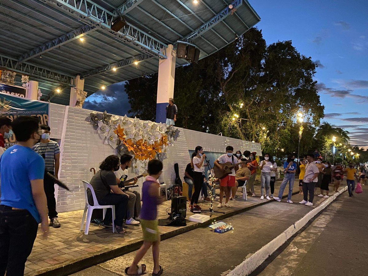 tabangormocanon's tweet photo. HAPPENING NOW❗
Ormocanon local artists are serenading us by the bay as they help raise funds for Southern Leyte.🎤📦 Our utmost gratitude to those who came to witness these amazing performances and donated for a greater cause.🤍

1/2 https://t.co/6qOhOS7Eoi