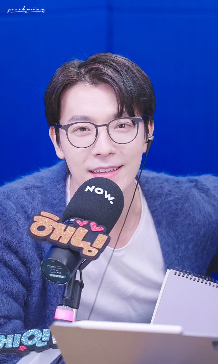 Miao__Hay's tweet photo. #슈퍼주니어 #SUPERJUNIOR 
#동해  #DONGHAE                         
@SJofficial @donghae861015

李教授的眼镜能不能半永久🤩

✎  211223  D&amp;E SHOW

[ no edit , no reupload , no commercial use ] https://t.co/VlxKlygN2t