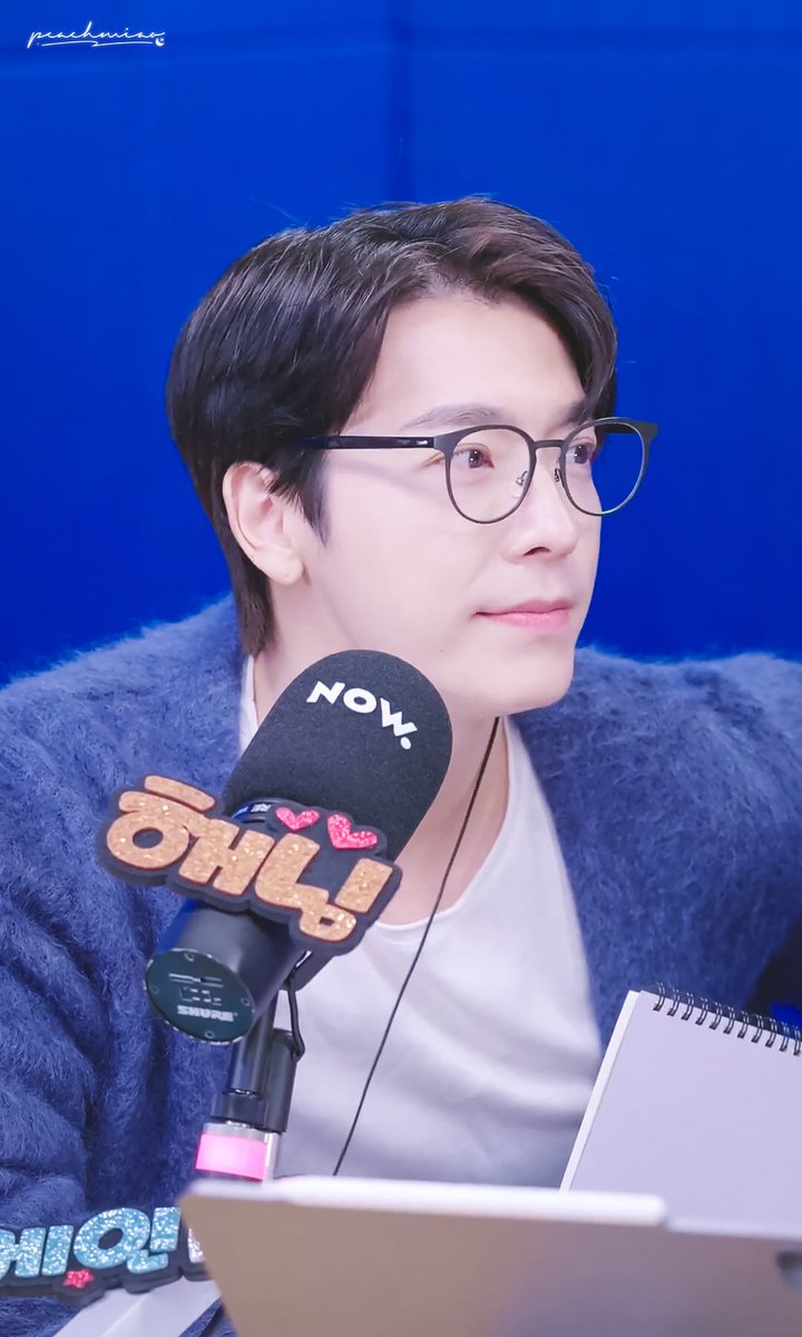 Miao__Hay's tweet photo. #슈퍼주니어 #SUPERJUNIOR 
#동해  #DONGHAE                         
@SJofficial @donghae861015

李教授的眼镜能不能半永久🤩

✎  211223  D&amp;E SHOW

[ no edit , no reupload , no commercial use ] https://t.co/VlxKlygN2t