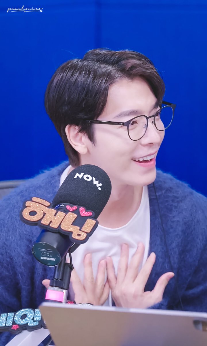 Miao__Hay's tweet photo. #슈퍼주니어 #SUPERJUNIOR 
#동해  #DONGHAE                         
@SJofficial @donghae861015

李教授的眼镜能不能半永久🤩

✎  211223  D&amp;E SHOW

[ no edit , no reupload , no commercial use ] https://t.co/VlxKlygN2t