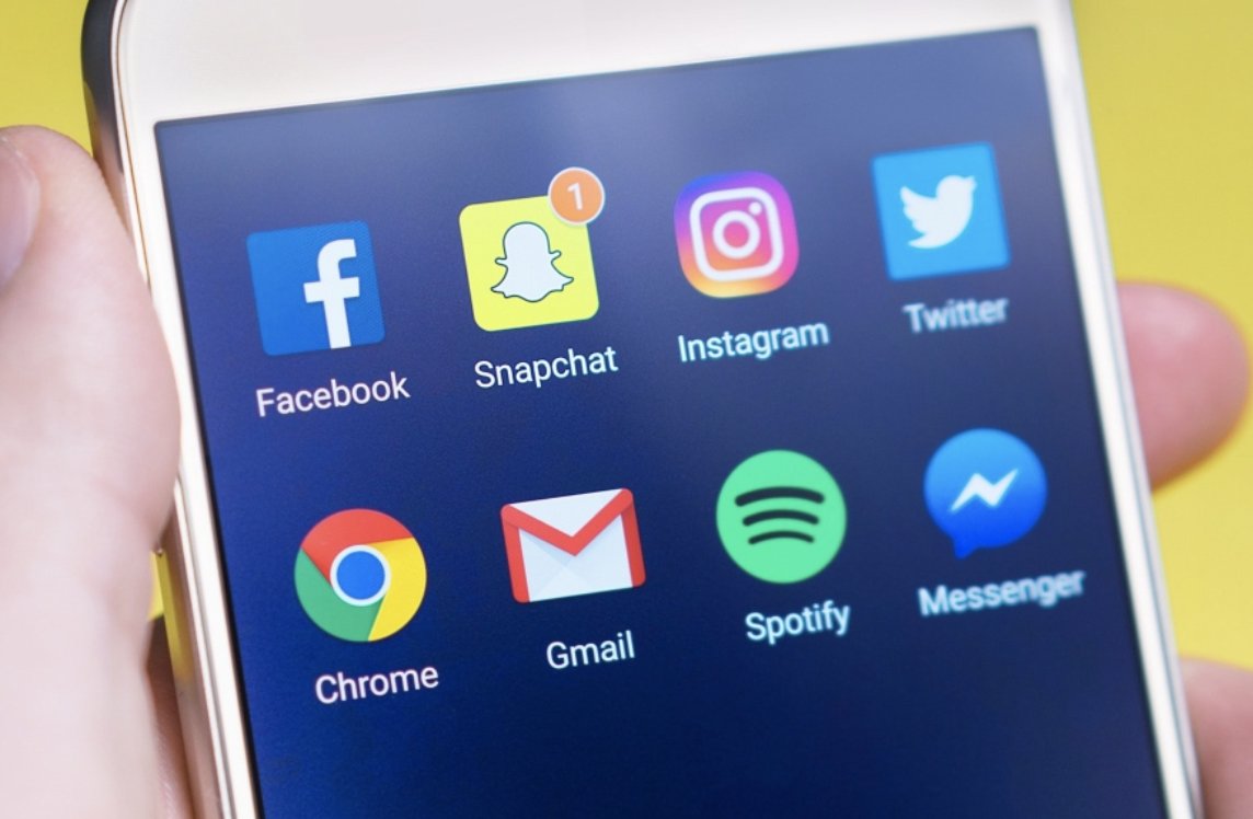 denieuwsbv's tweet image. Wat gebeurt er met je Facebook-account als je overlijdt? En wie gaan je e-mails en je WhatsApp-geschiedenis allemaal lezen? De meeste mensen staan helemaal niet stil bij hun digitale erfenis. Dat moet veranderen, vinden @lucys_law en @EricaWitkamp.