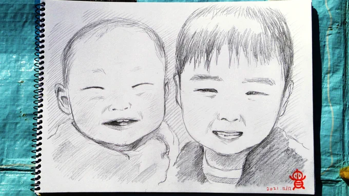 12/12「ひだまりハンドメイドバザール」での似顔絵、お客様に許可いただきアップ!✍️😊
幼い兄妹ちゃんズ👶👦
その場でお写真撮ってお描きしました📷
小さい子の良い笑顔を撮るのは結構難しいんですが、なんとかニコニコ笑顔を引き出せました✨
#似顔絵 #鉛筆画 #横浜市 #ひだまりハンドメイドバザール 