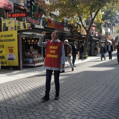 9 Kasım 2016 günü başlattığı Yüksel Direnişi 1870. gününde. Sadece kendi işleri için değil, adalet arayanların sesini sokağa taşıyorlar.
Nuriye Gülmen 499 gündür tutsak!
#NuriyeGülmeneÖzgürlük