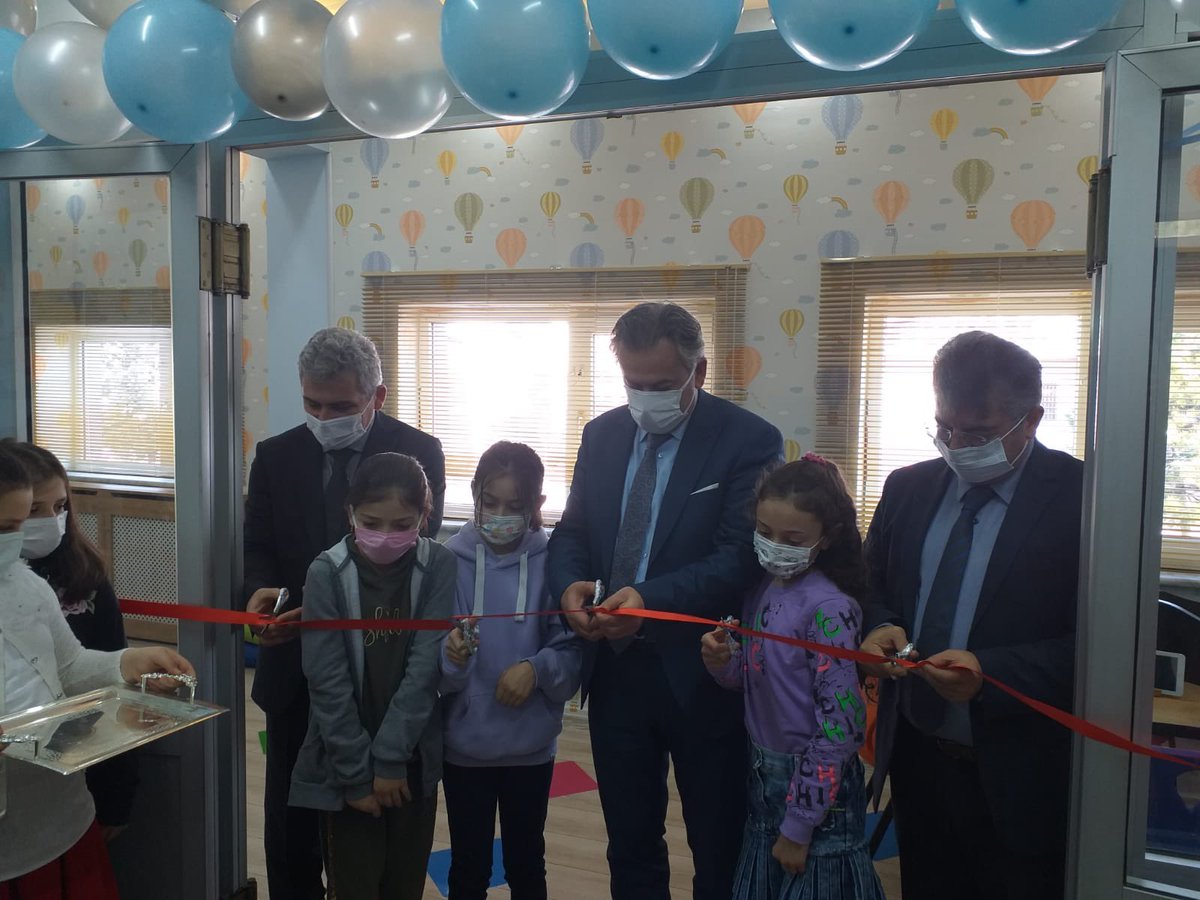 SehitSametKeles's tweet photo. Samsun İl Milli Eğitim Müdürlüğü’nün Benim Okulum Projesi kapsamında okulumuza yaptığımız “Akıllı Kütüphane” İl Milli Eğitim Müdürümüz Murat Yiğit ve İlçe Milli Eğitim Müdürümüz Mustafa Özdemir’in katılımıyla açıldı. @gokhanmurat1 @samsunmem @carsambamem @MustafaOzdmr55 https://t.co/hXC7rlQvtc