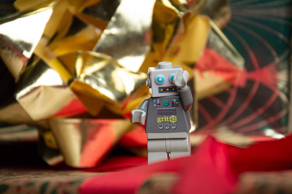 grit_42's tweet photo. A special thanks to Christopher behind @invasionoftheminifigs (https://t.co/TvV93pTxvT) who has snapped these fantastic pictures of all our minifigs from the past three years.

#grit42 #h2g2 #LEGO #minifig #slartibartfast https://t.co/aULljWepi0