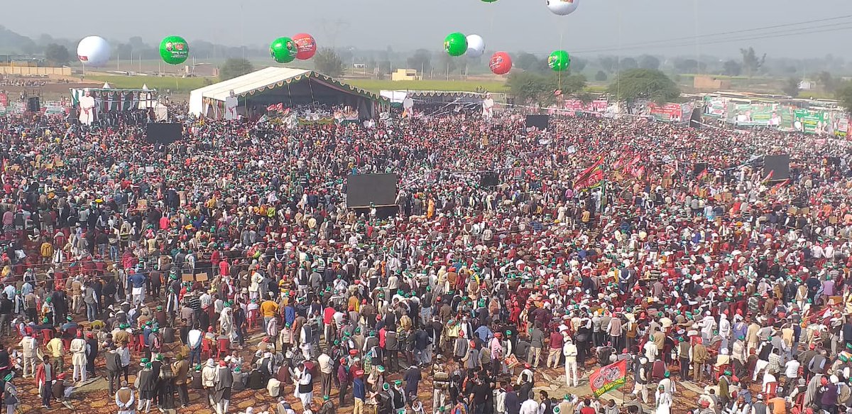samajwadiparty's tweet photo. किसान दिवस समारोह, अलीगढ़ में उमड़े जनसैलाब ने दिया संदेश, स्वर्गीय चौधरी चरण सिंह जी के दिखाए रास्ते पर चलकर किसानों, नौजवानों, के सपने पूरे करने आ रहे हैं अखिलेश। https://t.co/yBRCjrOkSj