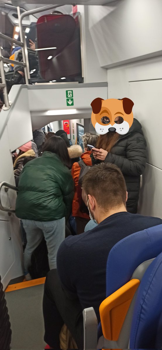 massybart's tweet photo. Mi raccomando mascherine all'aperto e treni con finestrini chiusi stipati https://t.co/oUvaZrttkQ