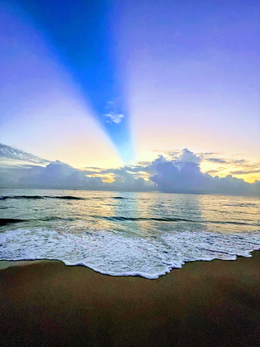 snowblindguy's tweet photo. still dreaming of your ghost living by the ocean wanna leave the past behind …waking up to a brand new day #ThursdayVibes #goodmorning #REMEMBERINGVETERANS #SACRIFICESFORFREEDOM 🇺🇸🇺🇸🇺🇸 https://t.co/roCMYzJ3lb