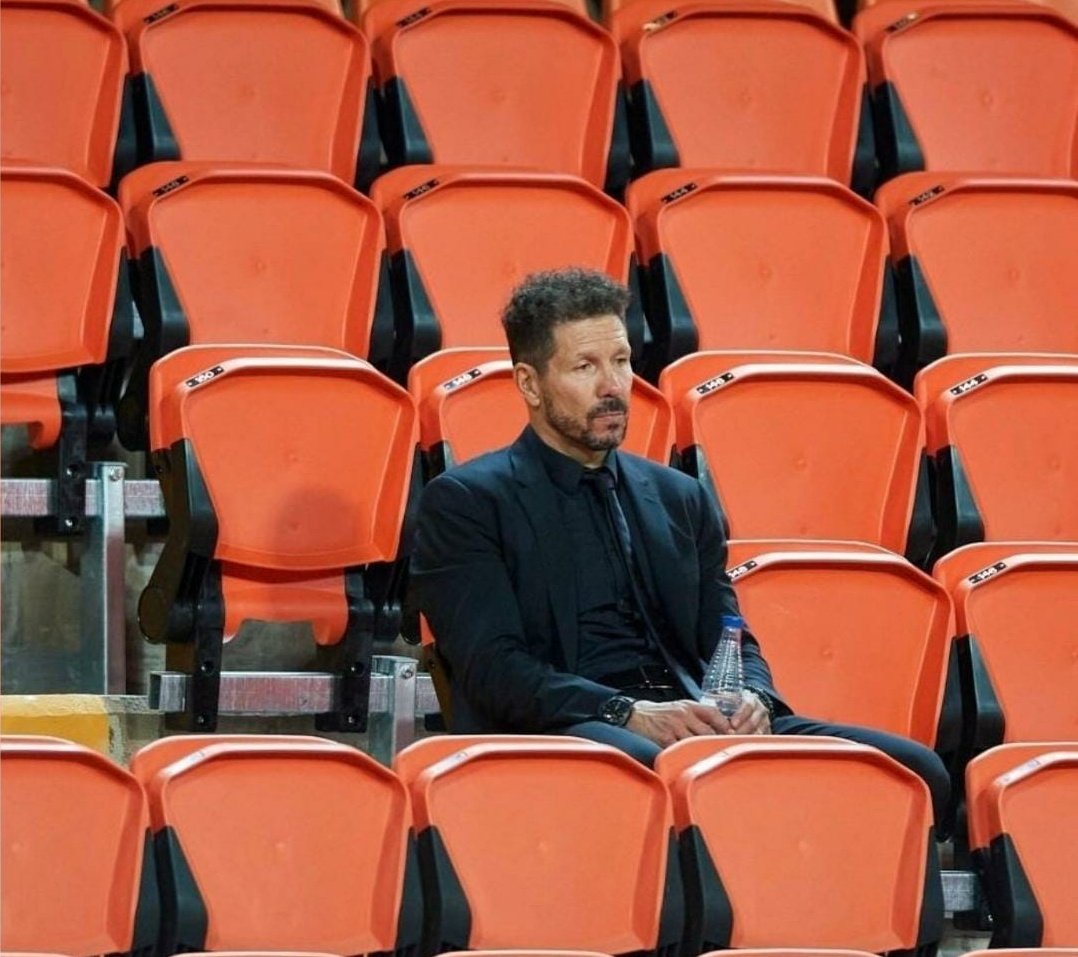 Yo esperando a que esté lista la cena de Navidad con una resaca del 15.