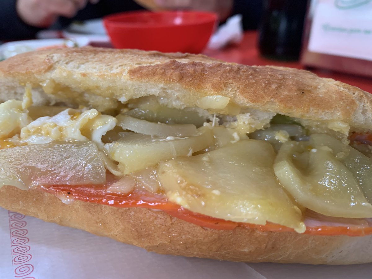 Hemos visitado el Cafetería Restaurante Beluga para probar el “Quart de Poblet”, premiado con el Cacau d’Or Especial Amstel. 

Sinceramente, hemos probado mejores bocadillos incluso en ese mismo sitio. Cuestión de gustos.