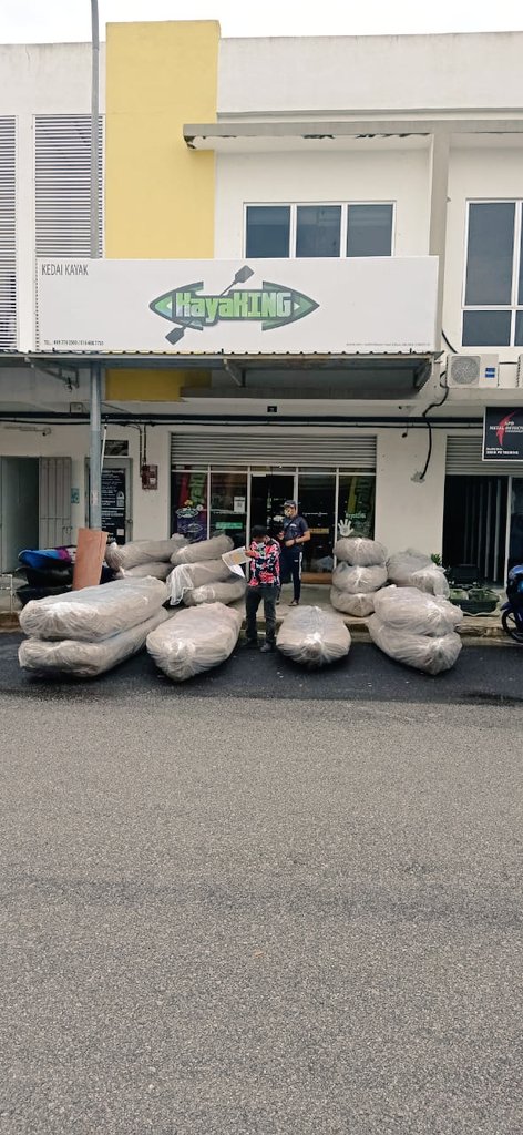 hirman74's tweet photo. Kayak² baru dah sampai di #KayaKingPD. Kalau ada yang memerlukan untuk pinjam bagi misi bantuan, sewa atau boleh danakan team², kami sedia untuk ke lokasi diperlukan. Team 1 ada di Langat dan Team 2 sudah bergerak ke Pahang. #DaruratBanjir #ONRescue #AATransport #PowerworkFitness https://t.co/Y3Da72u8P2