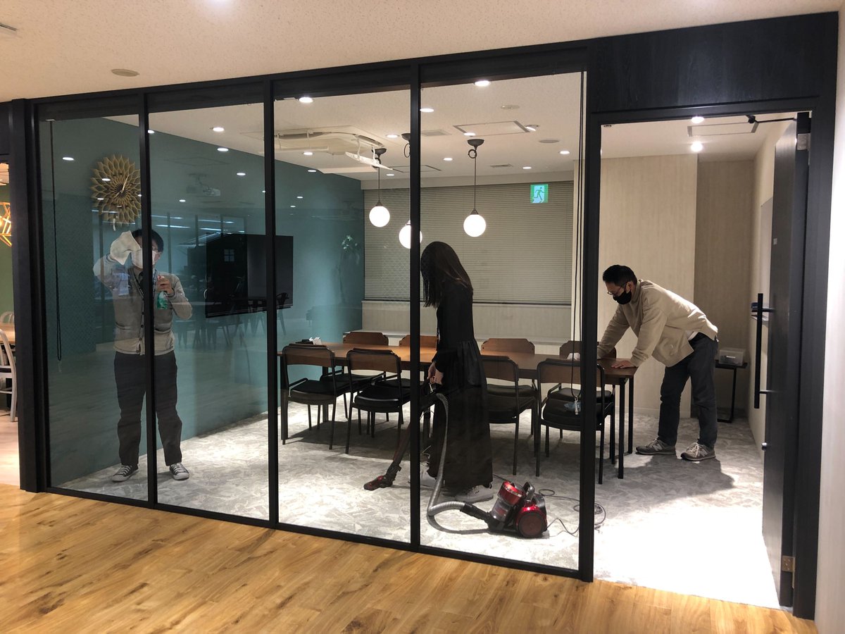 logly_pr's tweet photo. LOGLYでは、毎年恒例年末大掃除を実施中です!🧹
日頃の感謝を込めてピカピカに…✨
#LOGLY #アドテク #大掃除 https://t.co/2Z7yVu9nxs