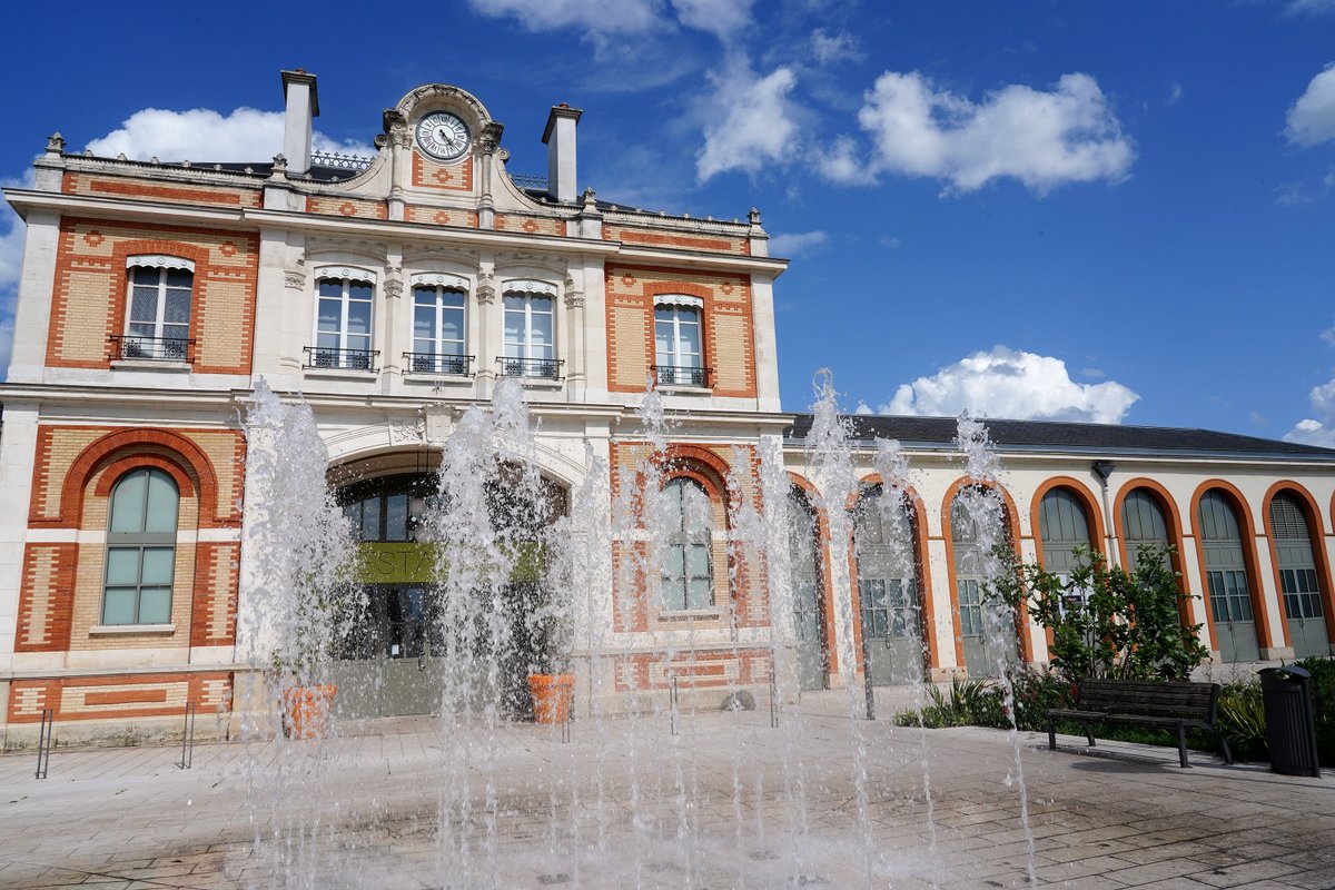 [#NotrePatrimoine] La gare de Vichy est un exemple exceptionnel de « gare thermale ». Elle a été « officiellement » commanditée par Napoléon III. Dès sa création en 1862, le monde entier a pu venir à Vichy et la ville a connu une expansion très rapide. 
ℹ️ cutt.ly/6UrPSaE